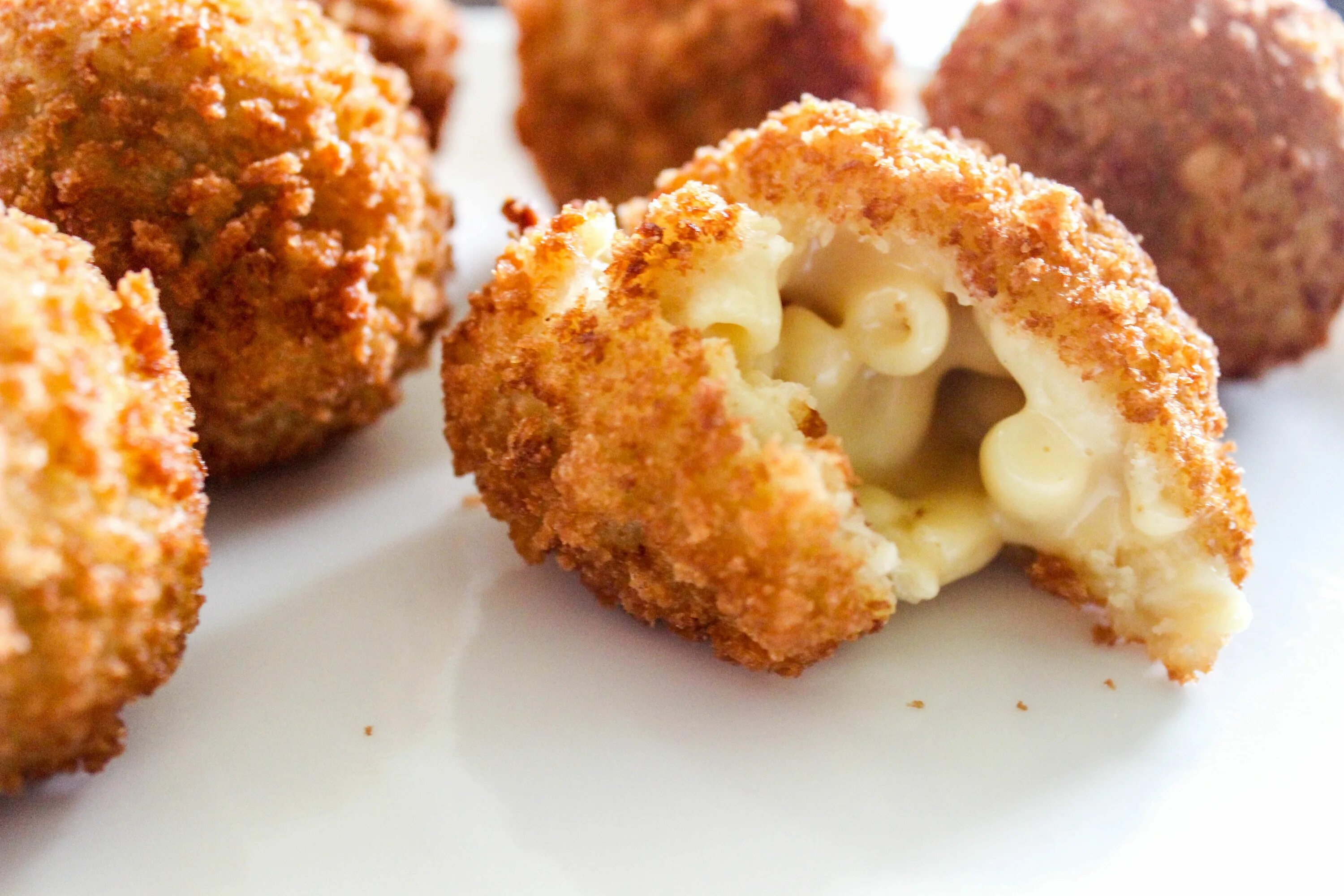 Food bites. Сырные шарики. шарики из макарон с сыром в панировке. mac n cheese в панировке. mac and cheese bites.