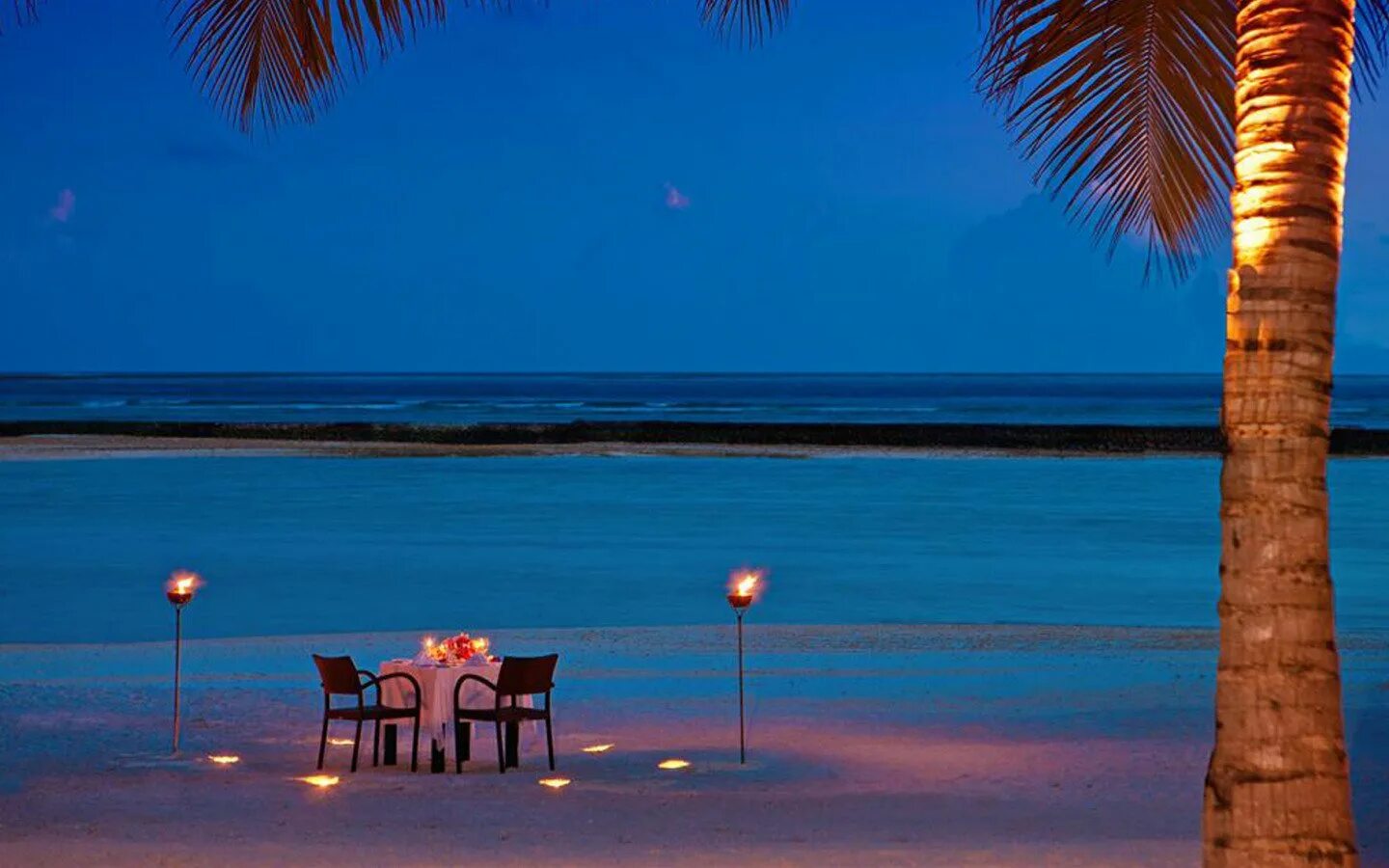 Предложение на берегу океана. Шератон фулл Мун Мальдивы. Sheraton Maldives Full Moon Resort & Spa 5*. Вечерний пляж. Пляж ночью.