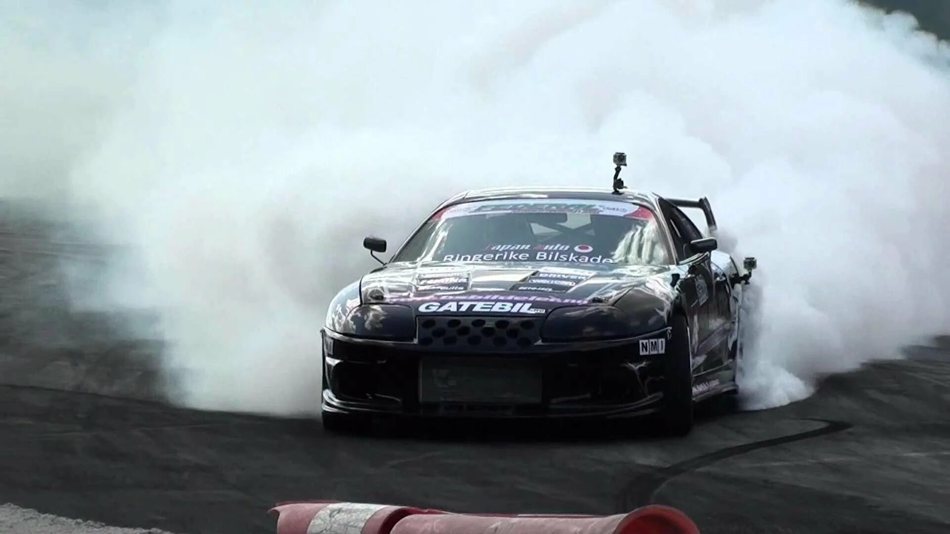 Берн аут. Машина дымит. Челленджер хелкат дрифт. Берн аут. Бернаут на мотоцикле.