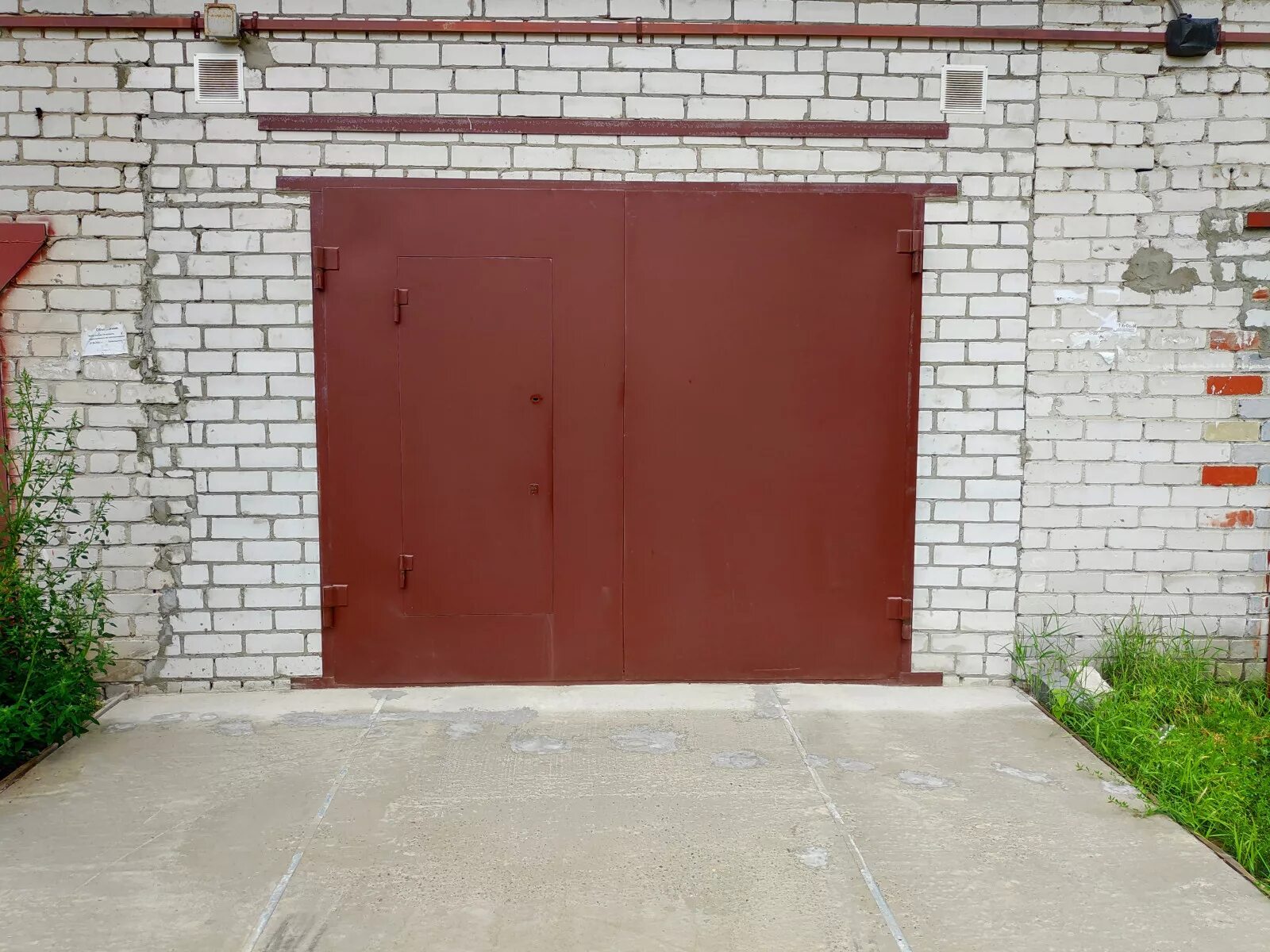 80. Ворота гаражные новгород. Секционные ворота alutech ral 7016. Ворота дорхан с фальшпанелью. Doorhan rsd02.