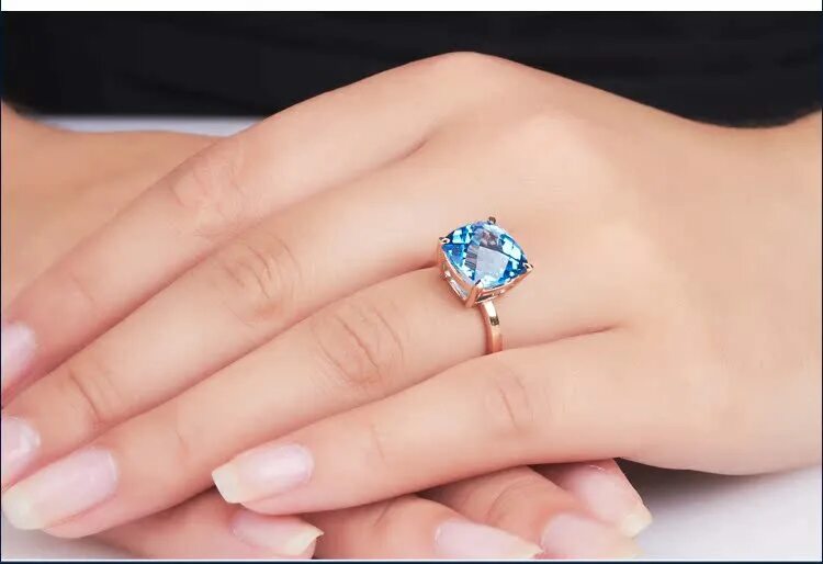 Маникюр к кольцу с топазом. Золотое кольцо с голубым камнем. На каком пальце носить топаз. Кольцо на мизинец женское. Кольцо с бриллиантом на пальце.