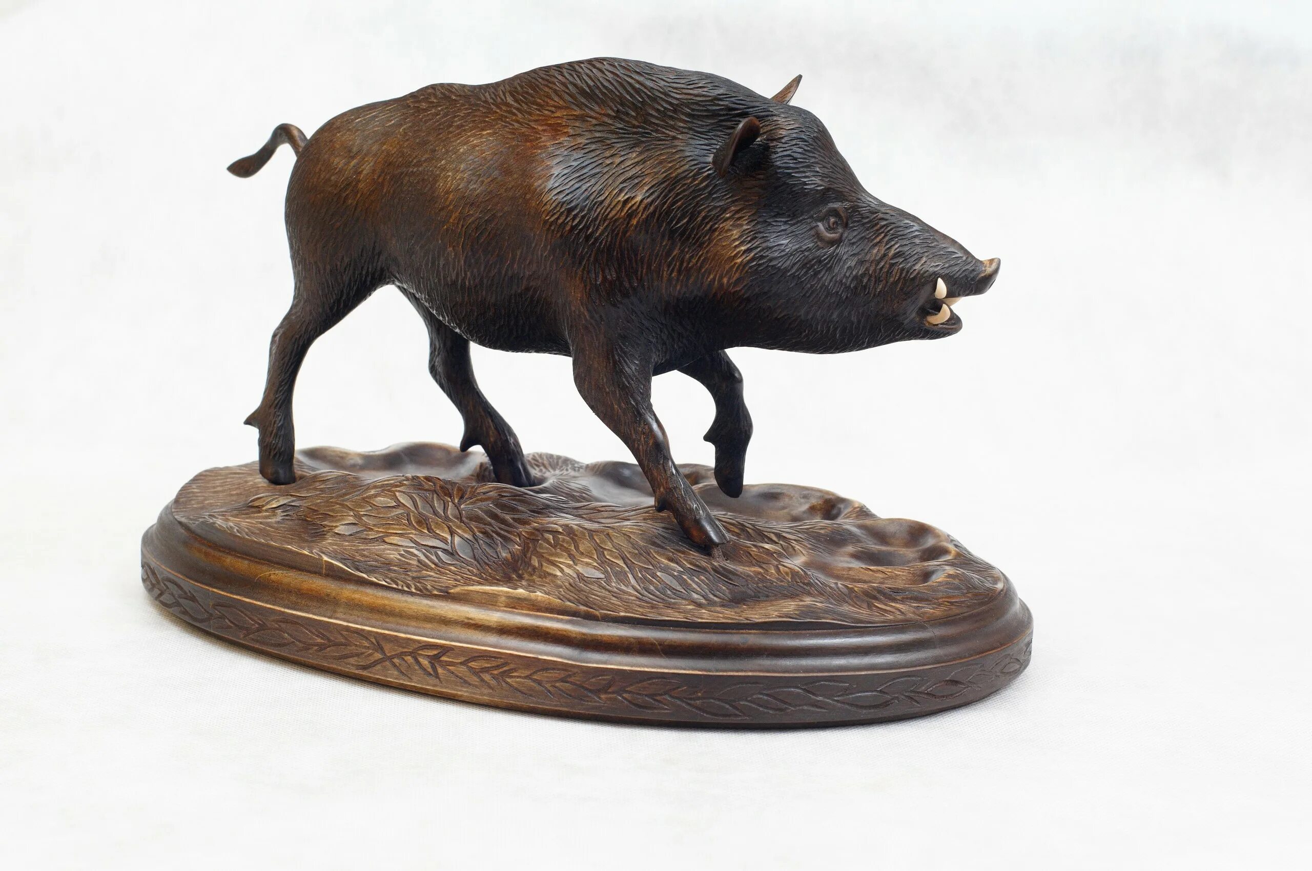 бронзовый кабан скульптура. фигура кабана из натурального камня. каменные фигурки фаберже. вепрь скульптура. год кабана камень.