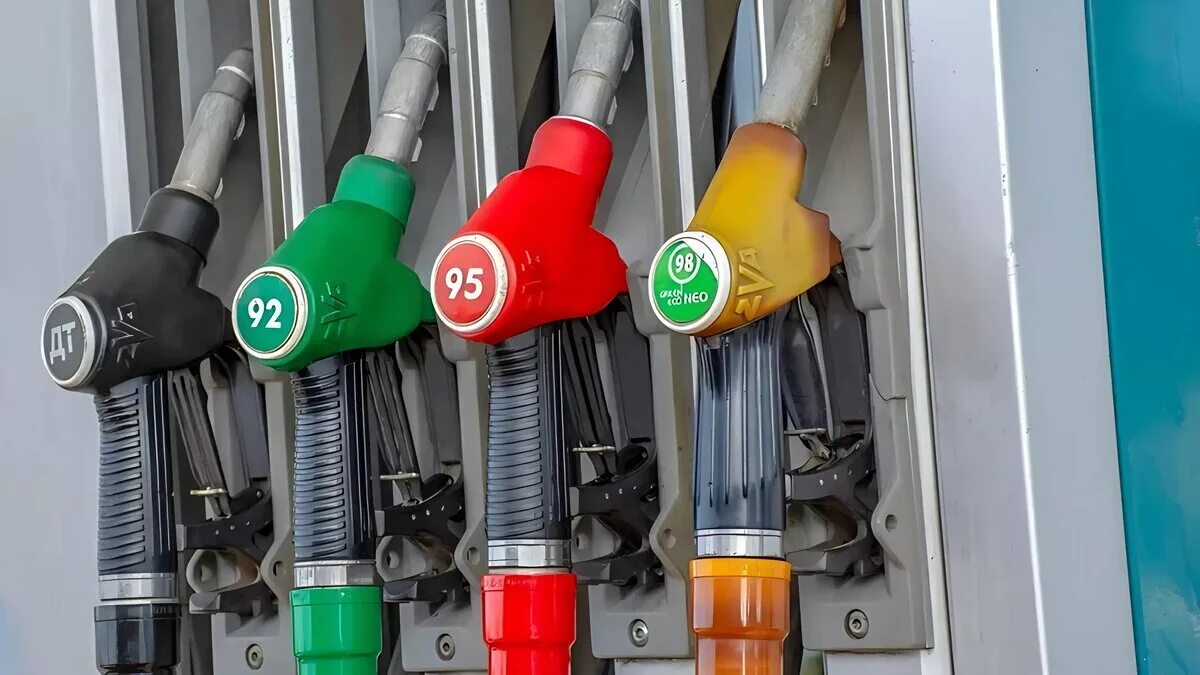 Аи 92. Марка бензина 92. Кто поставляет бензин. Кто поставляет бензин. Цвет бензина на азс.