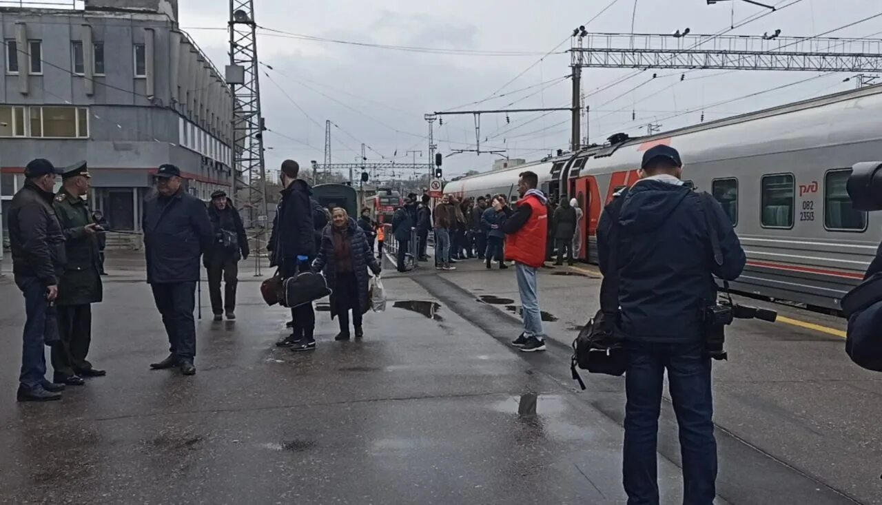 Люди на вокзале. Поезд на вокзале. Пензенская электричка. Платформа вокзала. События 17 апреля