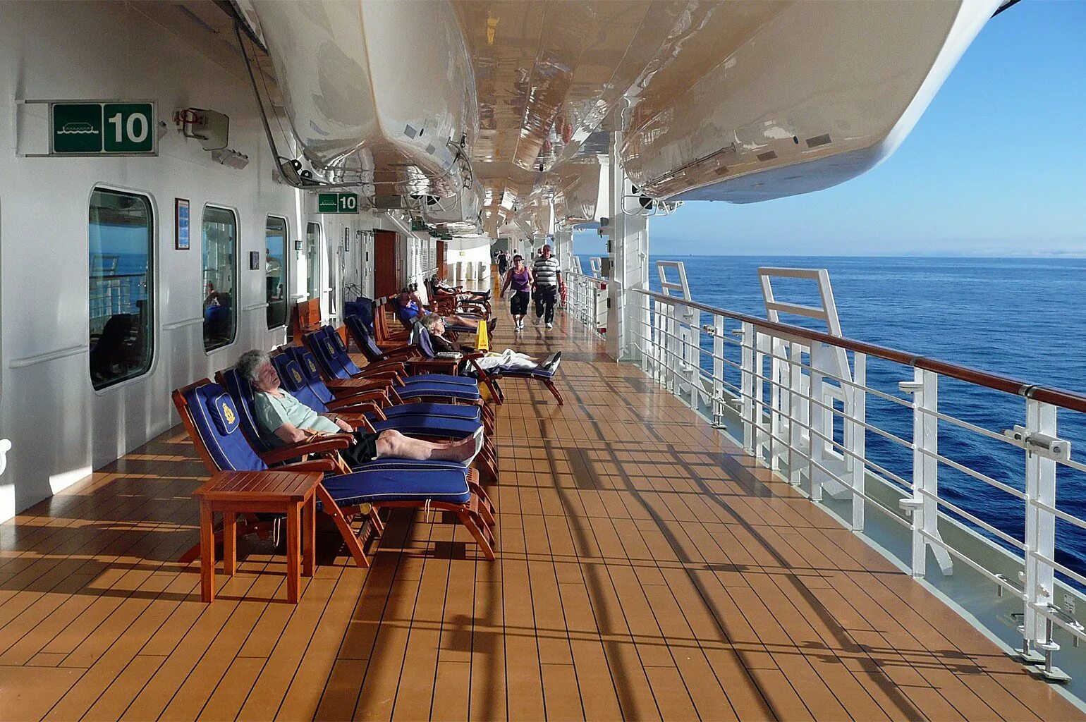 On board the ship. Крузенштерн Барк палуба. Титаник верхняя палуба. Верхняя палуба круизного лайнера. Верхняя палуба теплохода.