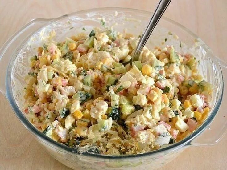 Зеленый минестроне. Салат с крабовыми палочками и кукурузой и огурцом. Салат с крабовыми палочками огурцом сухариками. Салат из огурцов и крабовых палочек. Салат с сухариками и кукурузой и крабовыми палочками и яйцом.