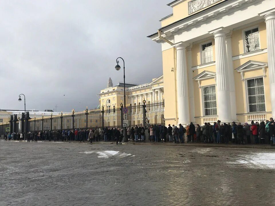 Очередь на выставку. Русский музей очереди. Очередях в санкт петербурге. Очередь в русский музей сегодня. Русский музей очереди.
