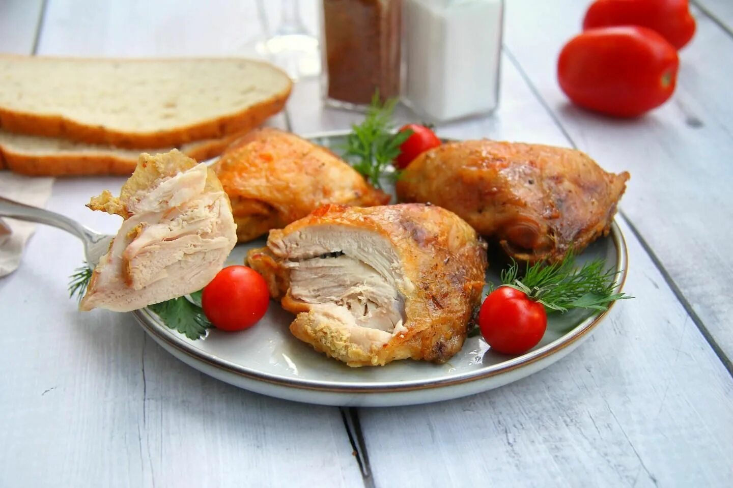 Куриные бёдрышки в духовке в рукаве. Бедро курицы в соевом соусе. Куриные бедрышки в пакете в духовке. Бедрышки на капустном листе. Куриные бедрышки запеченные в духовке.