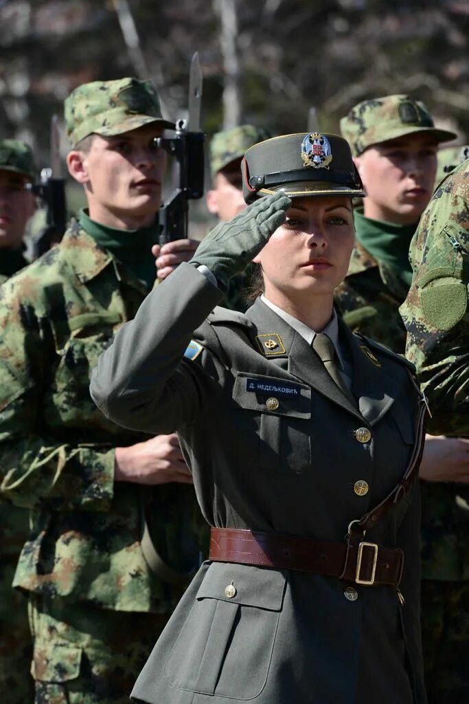 Сербские девушки. Военная форма Сербии. Сербские девушки в армии. Сербки в военной форме. Легко принимают форму