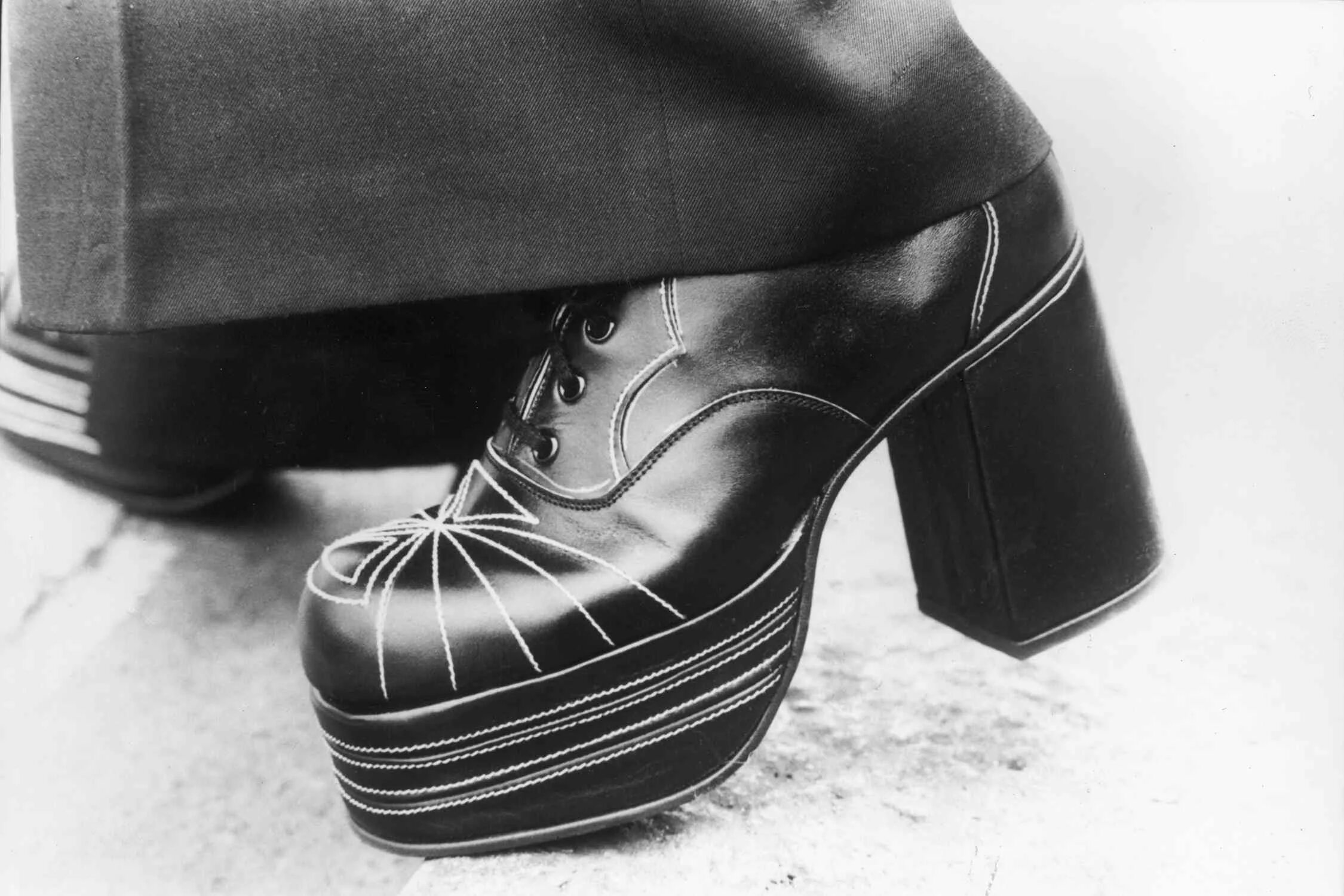 Сапоги 70 годов. Обувь 70е США. Мода на мужские туфли 70х 80х. Platform Shoes 70s. Мода 60х обувь женская.
