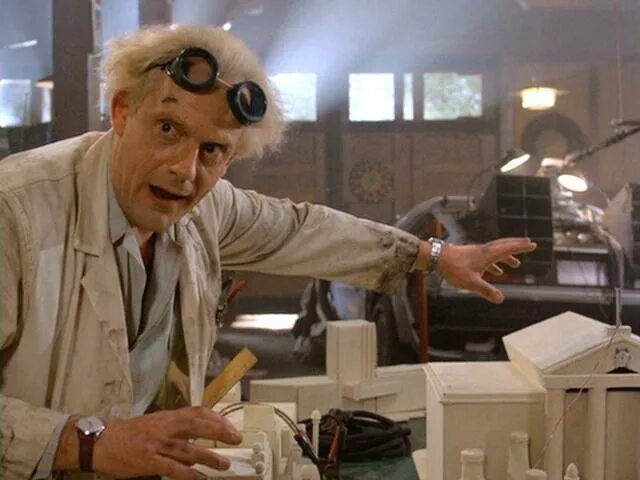 эммет браун в лаборатории. профессор эммет браун. эммет браун назад в будущее. доктор браун назад в будущее. назад в будущее профессор браун.