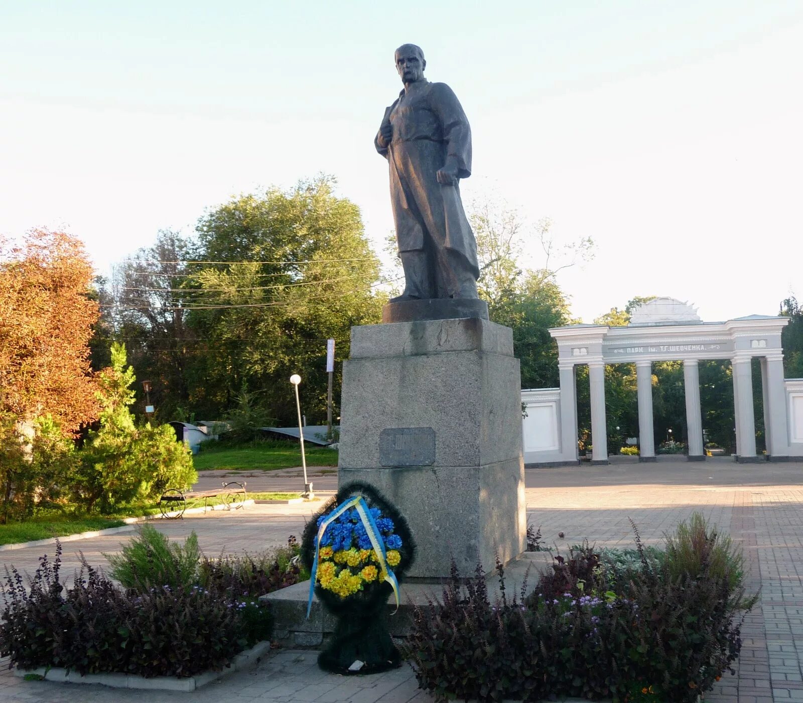 Шевченко г александров. Бердичев парк Шевченко. Бердичев достопримечательности. Парк им Шевченко Хмельницкий. Памятник п. г. Шевченко.