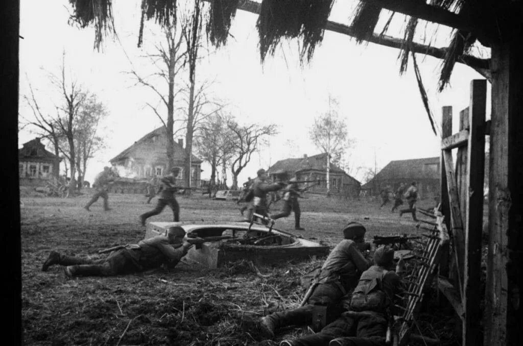 Бой в деревне 1941-1942. Советские солдаты в деревне 1941. 1941 Год Смоленская деревня оккупация. История сражений вов