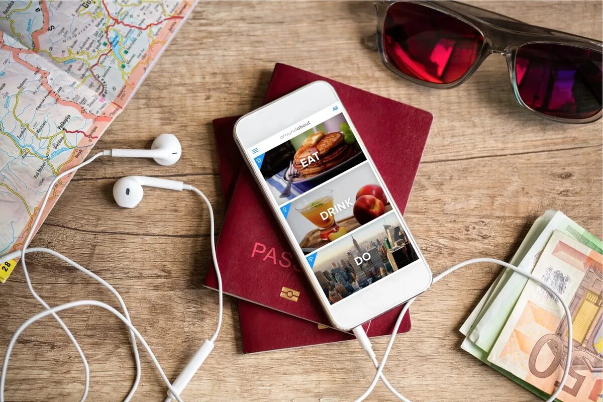 Mobile travel. Приложения для путешествий. Путешественник со смартфоном. Сервис путешествий. Приложение турист.