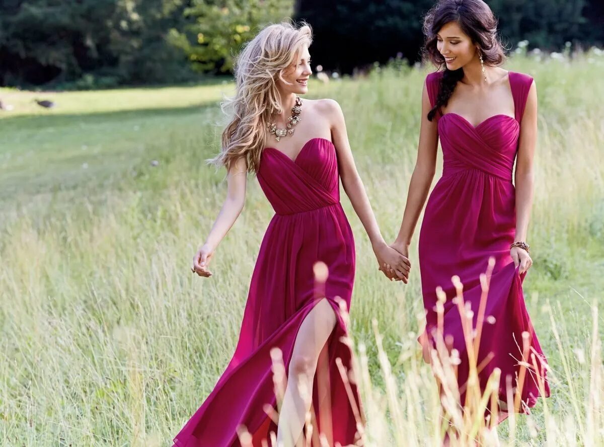 Две девушки в пышных платьях. Две девушки в летних платьях. Две девочки в платьях. Подруги в вечерних платьях. Детское платье на свадьбу.