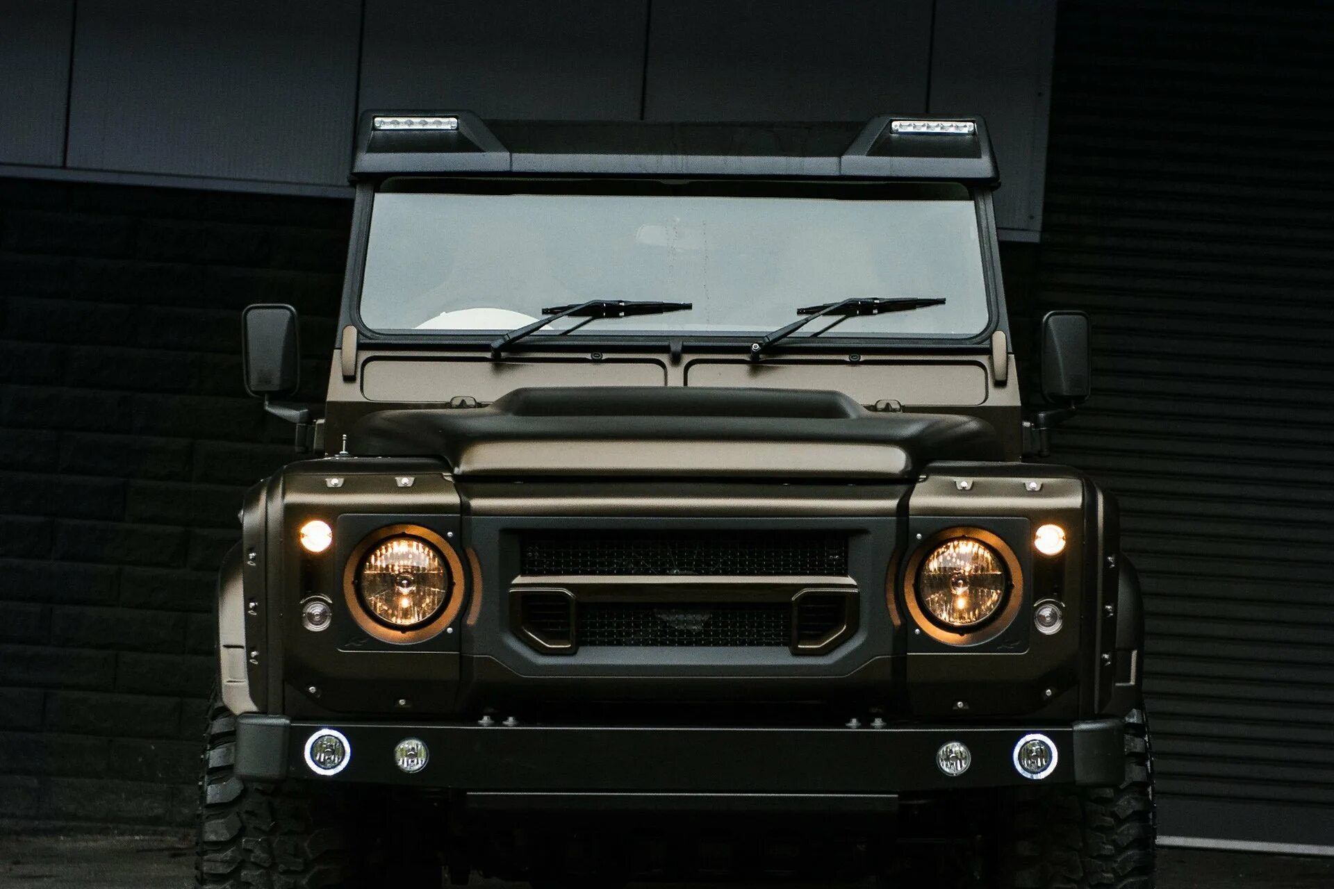 Land Rover Defender led. Фара ленд Ровер Дефендер. 110 Дефендер 5 литров 2021. Ленд Ровер Дефендер 2022 тюнинг.