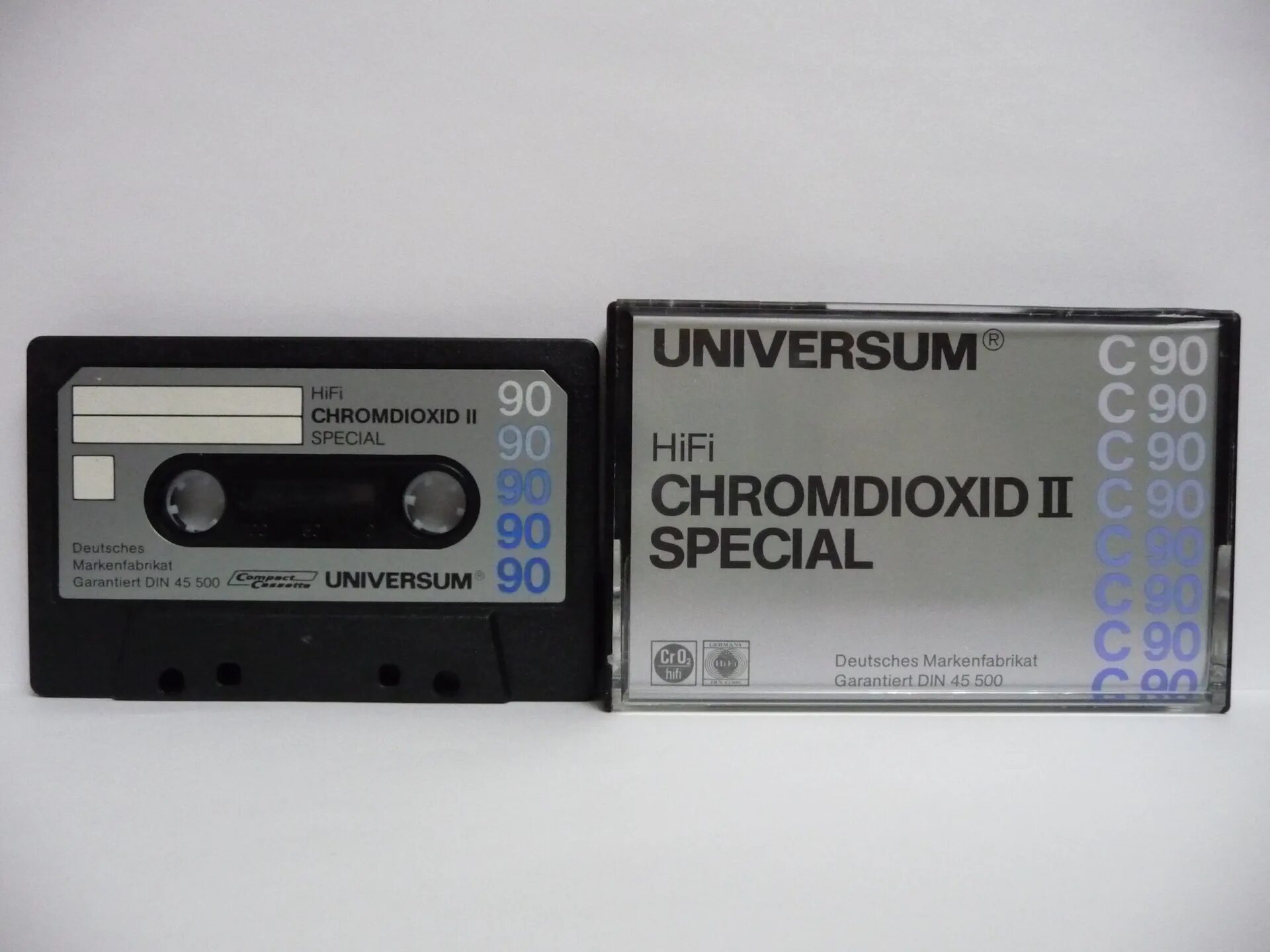 Стик universum. Universum 90 аудиокассета. Вкладыш для кассеты. Обложка кассеты. Аудиокассета Agfa.