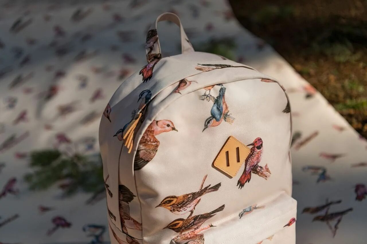 Рюкзаки с ручной росписью женские купить в интернет магазине. Рюкзак grizzly голубой. Рюкзаки птицы. Рюкзак с птичками. Рюкзак с птичками.