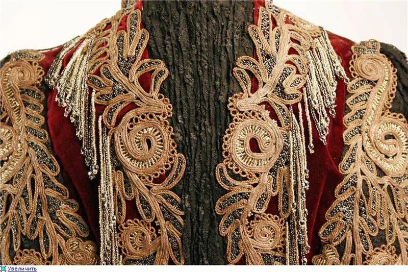 Галуны на одежде. Позумент это. Позумент в одежде. Позумент на бумаге. Позумент это.