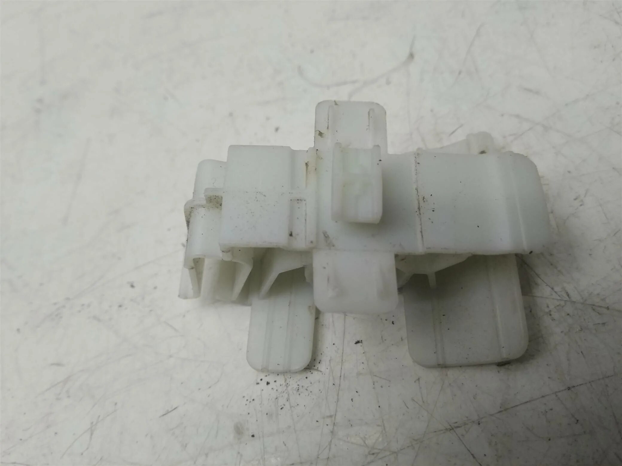 Рено сценик клипса переднего подкрылка. Металлические скобы для крепления рено логан 2. Крепеж дроссельной заслонки рено логан 1. Крепеж рено. 7703008162 renault болт м6.