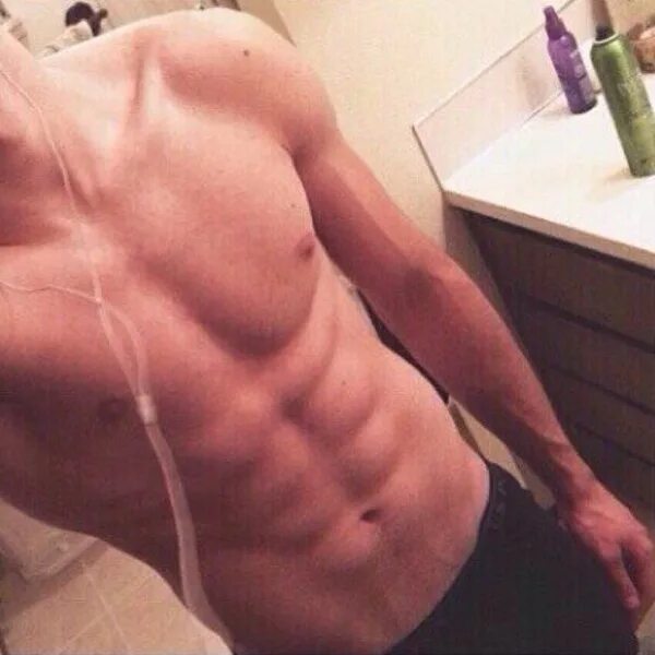 парень ванной без лица. мужские ноги в ванной. пацан в зеркале без лица. пацан в ванной. фотосессия в ванной.