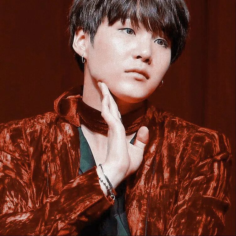 Bts red. Шуга бтс. шуга в красном бтс. suga bts. юнги бтс.
