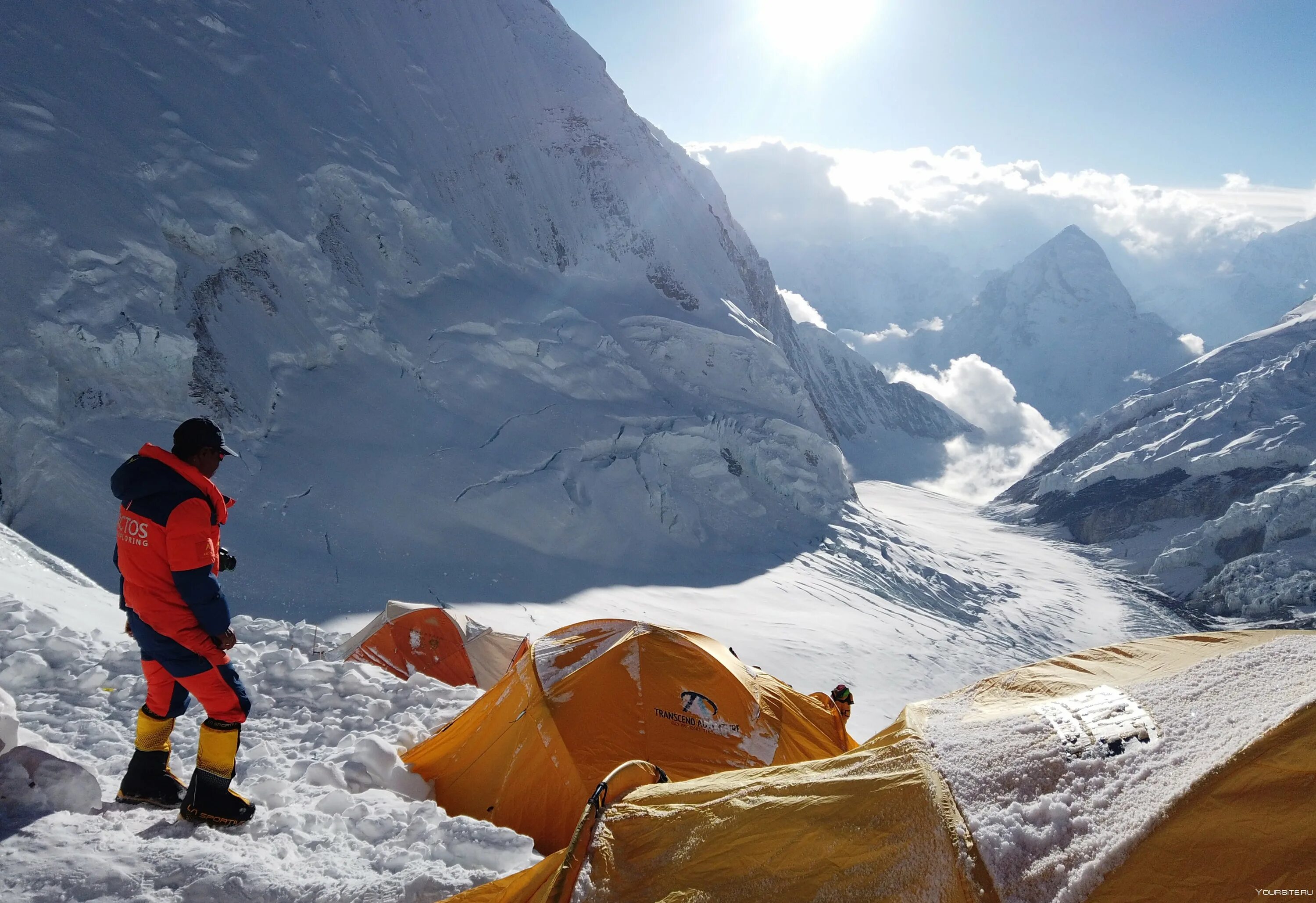 Условия жизни человека в горах. Эверест Джомолунгма альпинисты. Гималаи Эверест восхождение. Непал восхождение на Эверест. Эверест гора восхождение.