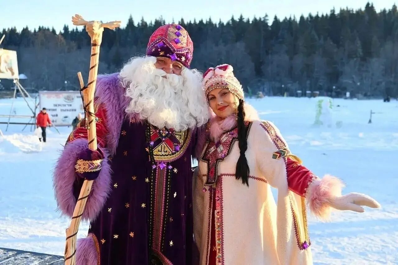 Тол бабай и лымы ныл. Дед мороз удмуртии тол бабай. Тол бабай удмуртский дед. Воткинск тол бабай. Удмуртский дед мороз тол бабай.