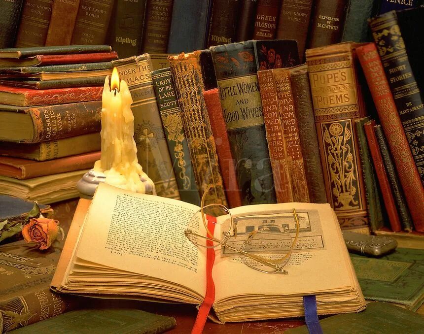 Прочитанная старинная книга. Старинные книги право. Старая книга путешествий в руках. Старинные часы и книги. Коллекция книг start reading.