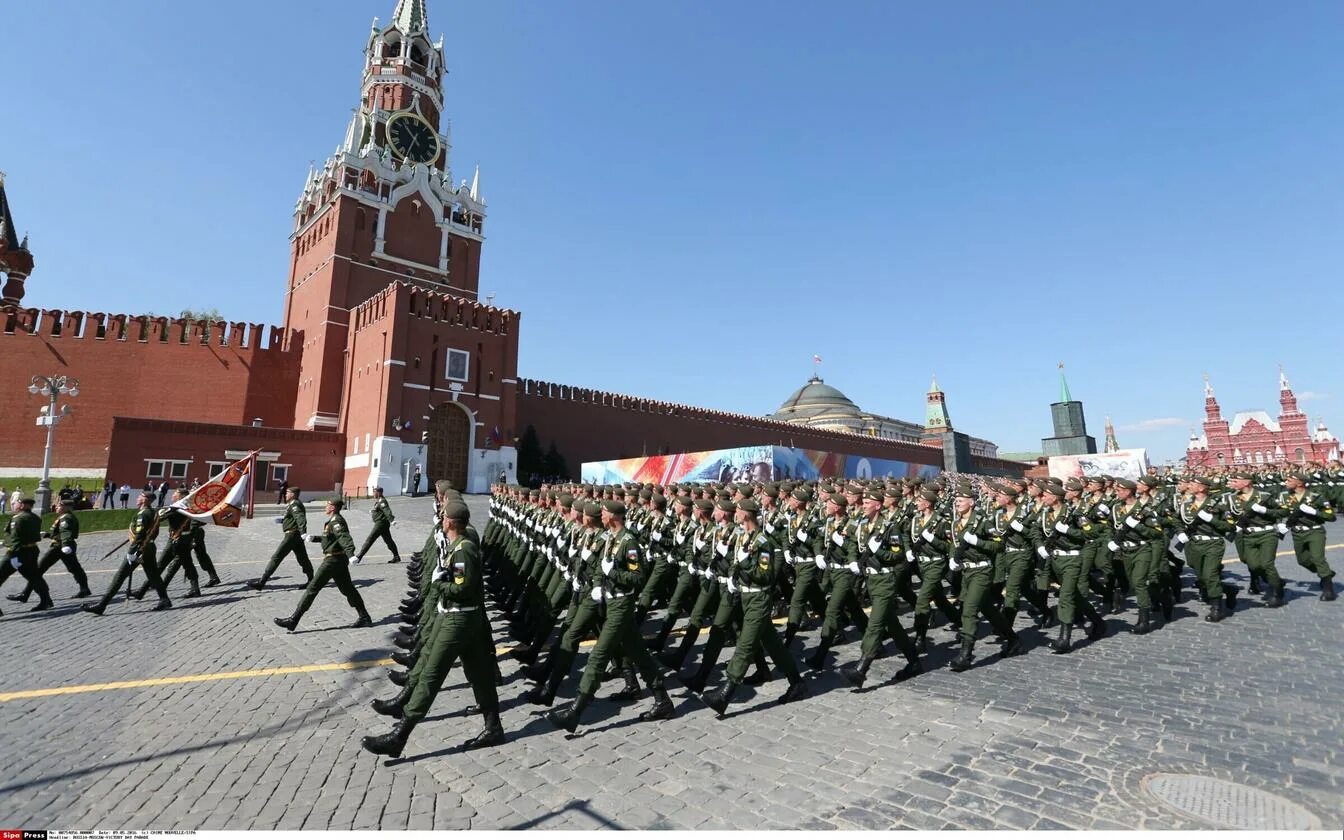 Кремль парад 9 мая. Красная площадь кремль парад. Парад на красной площади 9 мая. Парад победы 2015 в москве на красной площади. Красная площадь москва 9 мая.