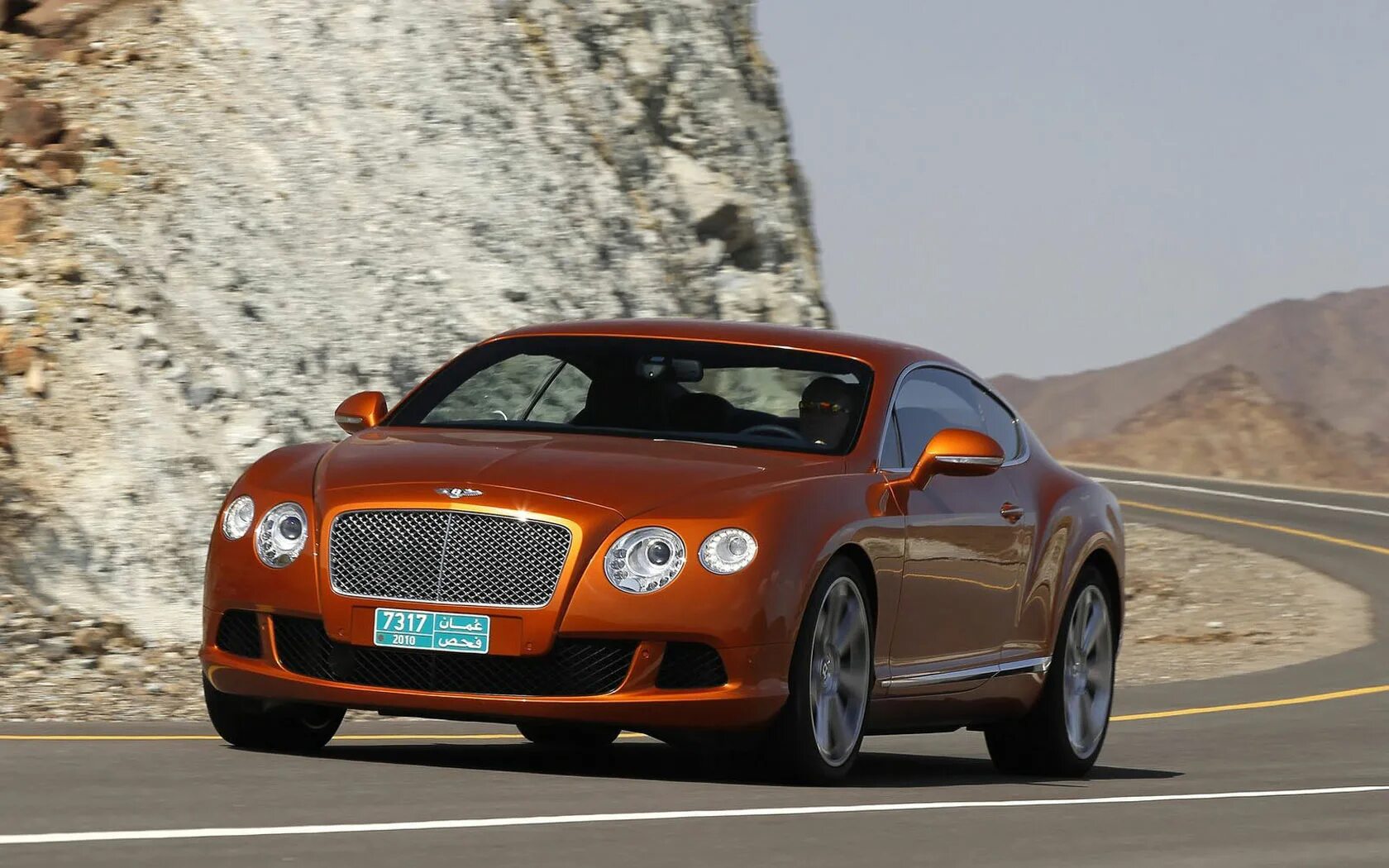 Бентли фото. Бентли ГТ w12. Бентли Континенталь в12. 2012 Bentley Continental gt w12. Bentley Continental gt w12 оранжевый.
