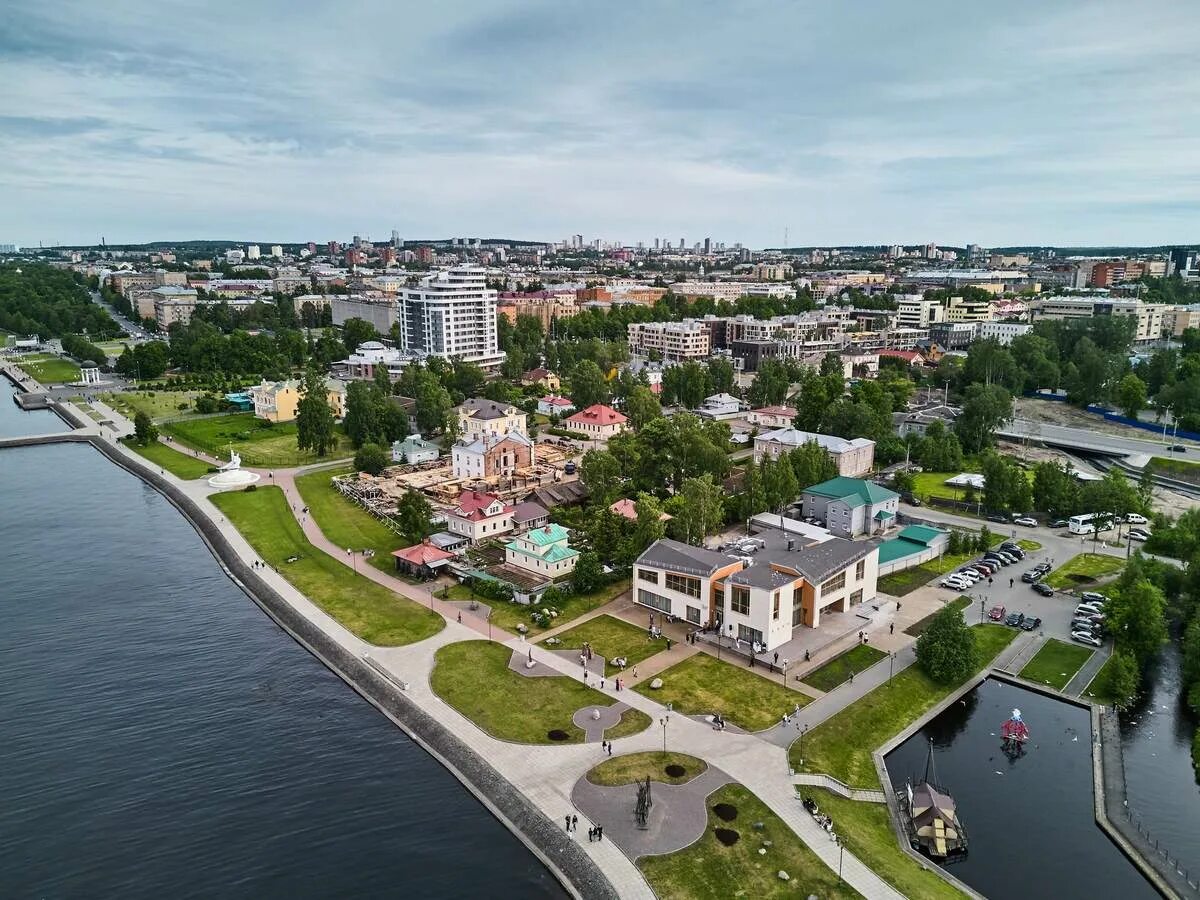 Петрозаводск сайт города. Карелия Петрозаводск набережная. Петрозаводск набережная Онежского озера. Набережная Онеги в Петрозаводске. Онежская набережная в Петрозаводске.