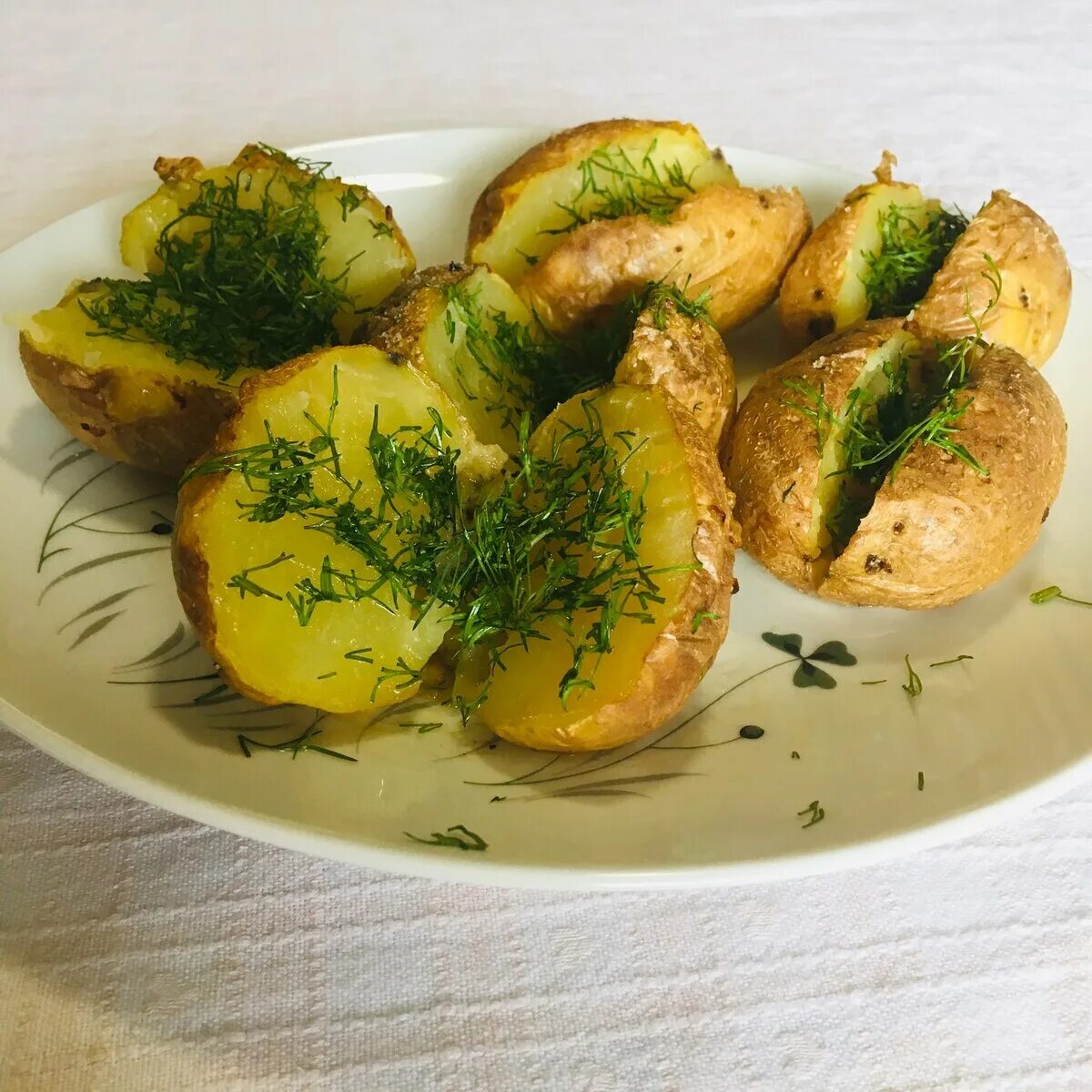 Картофель в мундирах в духовке рецепт. Картошка в мундире в духовке. Печеный картофель. Картошка в мундире с чесноком. Отварная картошка запеченная в духовке.