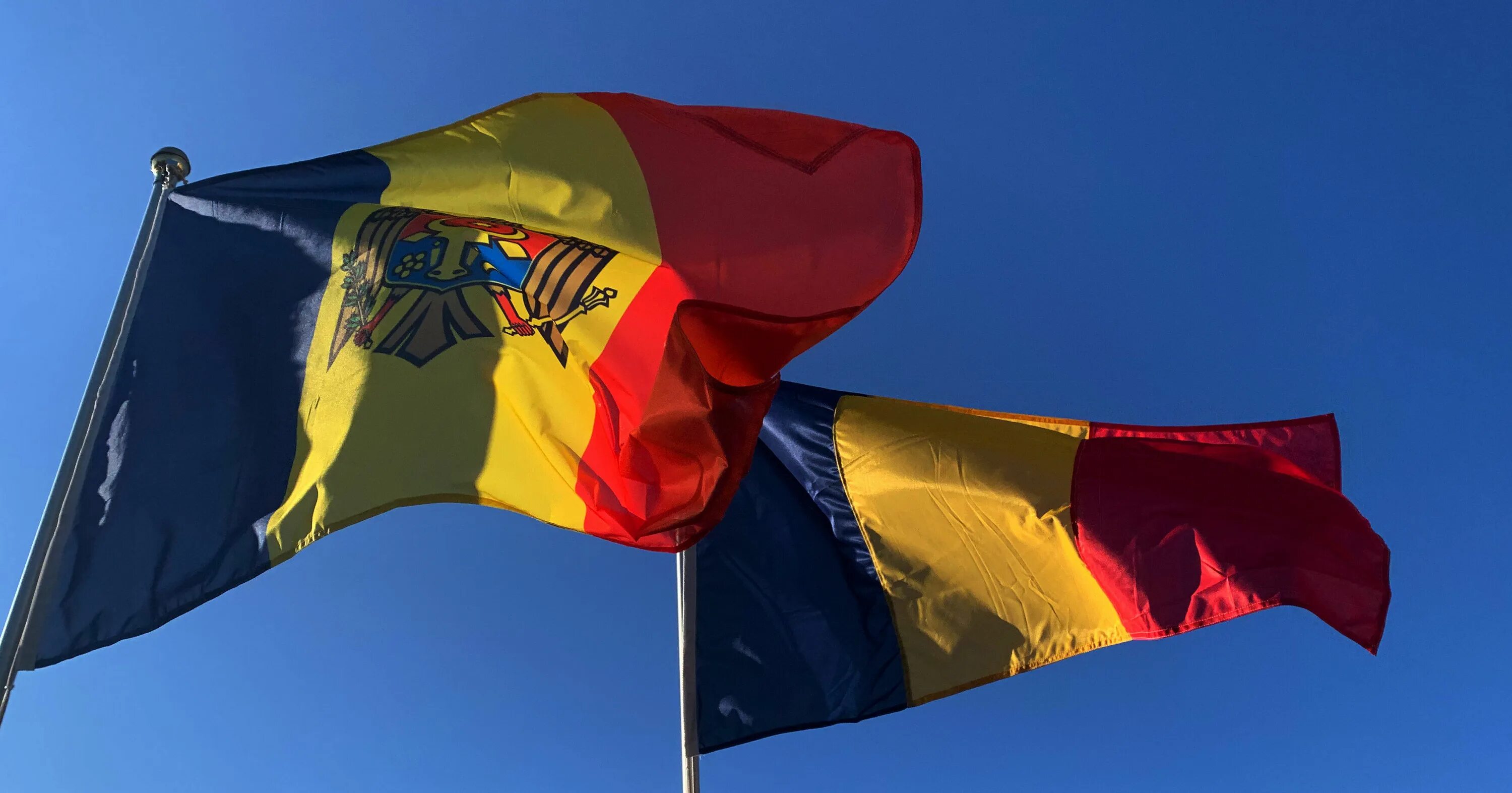 Молдова и молдова одно и тоже. Флаг Молдовы и Румынии. Флаг объединение Молдовы-Румынии. Румынский и молдавский флаги. Молдова и Румыния объединение.