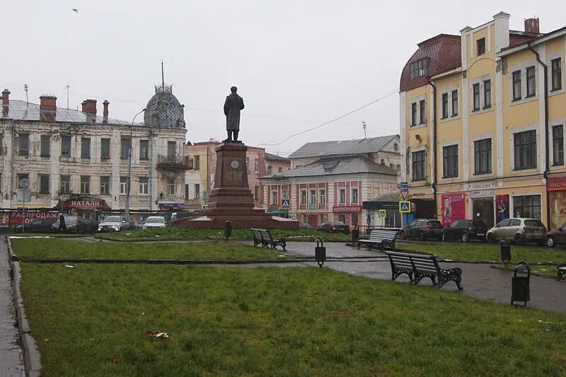 Рыбинск площадь. Комсомольская площадь Рыбинск. Рыбинск площадь города. Рыбинск Главная площадь.