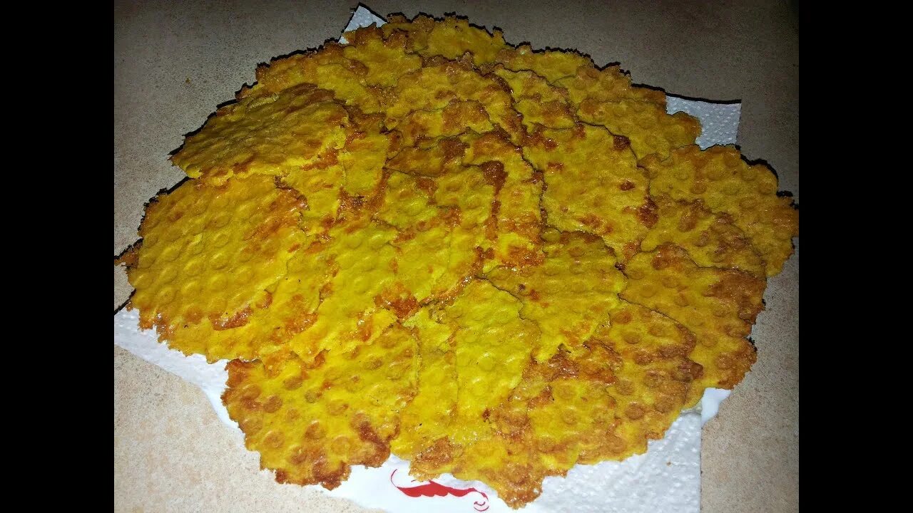 Чипсы из пюре в духовке. Чипсы из картофельного пюре. чипсы из толченой картошки. чипсы дома из картофельного пюре. чипсы из картофельного пюре фото.