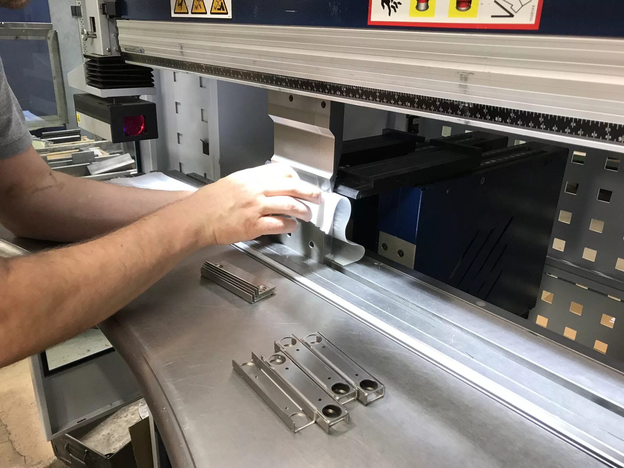 Cnc metals. Cnc press brake. гибка листового металла. trumpf инструмент для отбортовки. хвостовик гибочного инструмента trumpf.