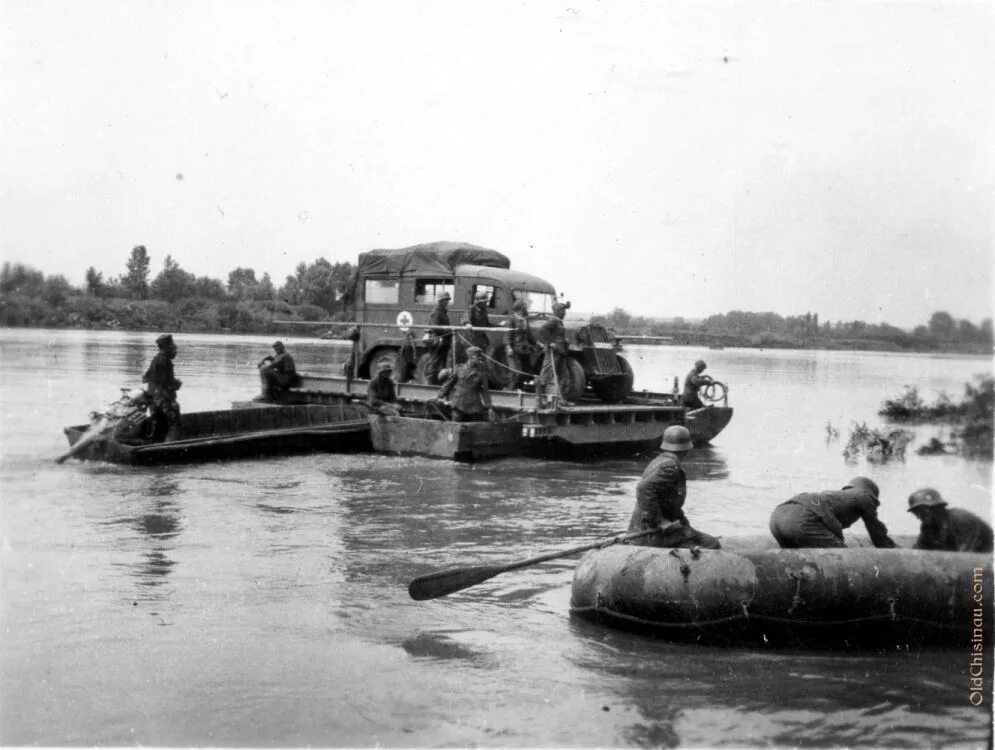 Переправа днепр. Переправа немцев через Днепр 1941. Днепр река 1941. Переправа через реку Днестр 1944 год. Форсирование реки Днепр ВОВ.