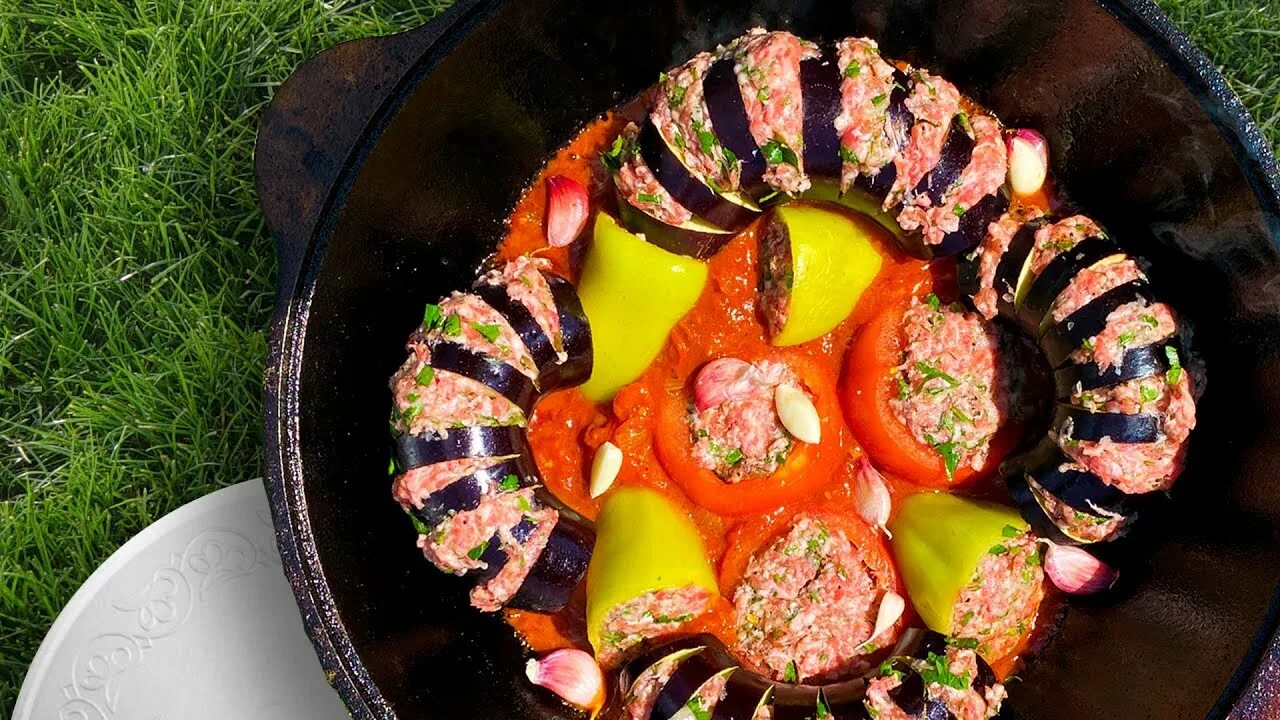 Фаршированные кабачки на мангале. Жареные шампиньоны. Фаршированные перцы в афганском казане. Еда в чугунке на костре. Печеные баклажаны.