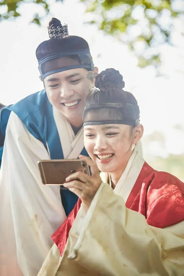 Пак бо гом лунный свет. Дорама влекомая облаками. Kim yoo jung and park bo gum. Свет луны очерченный облаком дорама. Пак бо гом лунный свет.