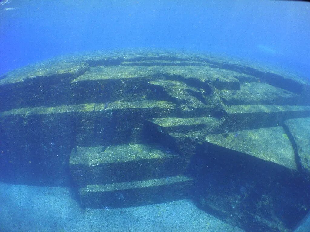 Какое сооружение стоит на дне моря. Подводный монумент Йонагуни. Остров Йонагуни подводный город. Йонагуни Япония подводный город. Подводные пирамиды Йонагуни Япония.
