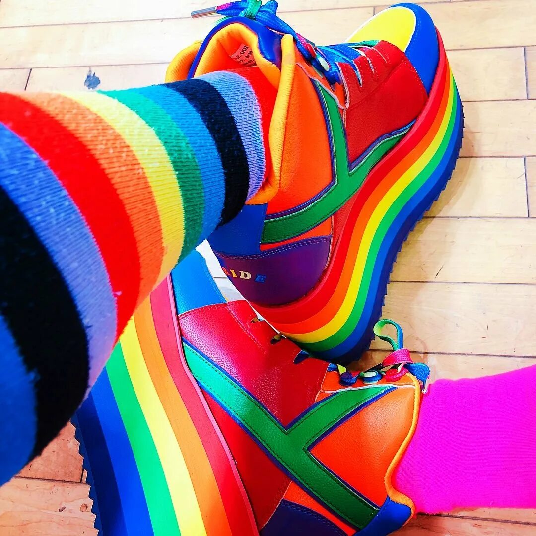 Разноцветные ботинки. Радужные вещи. Цветные кроссовки. Яркая цветная одежда.