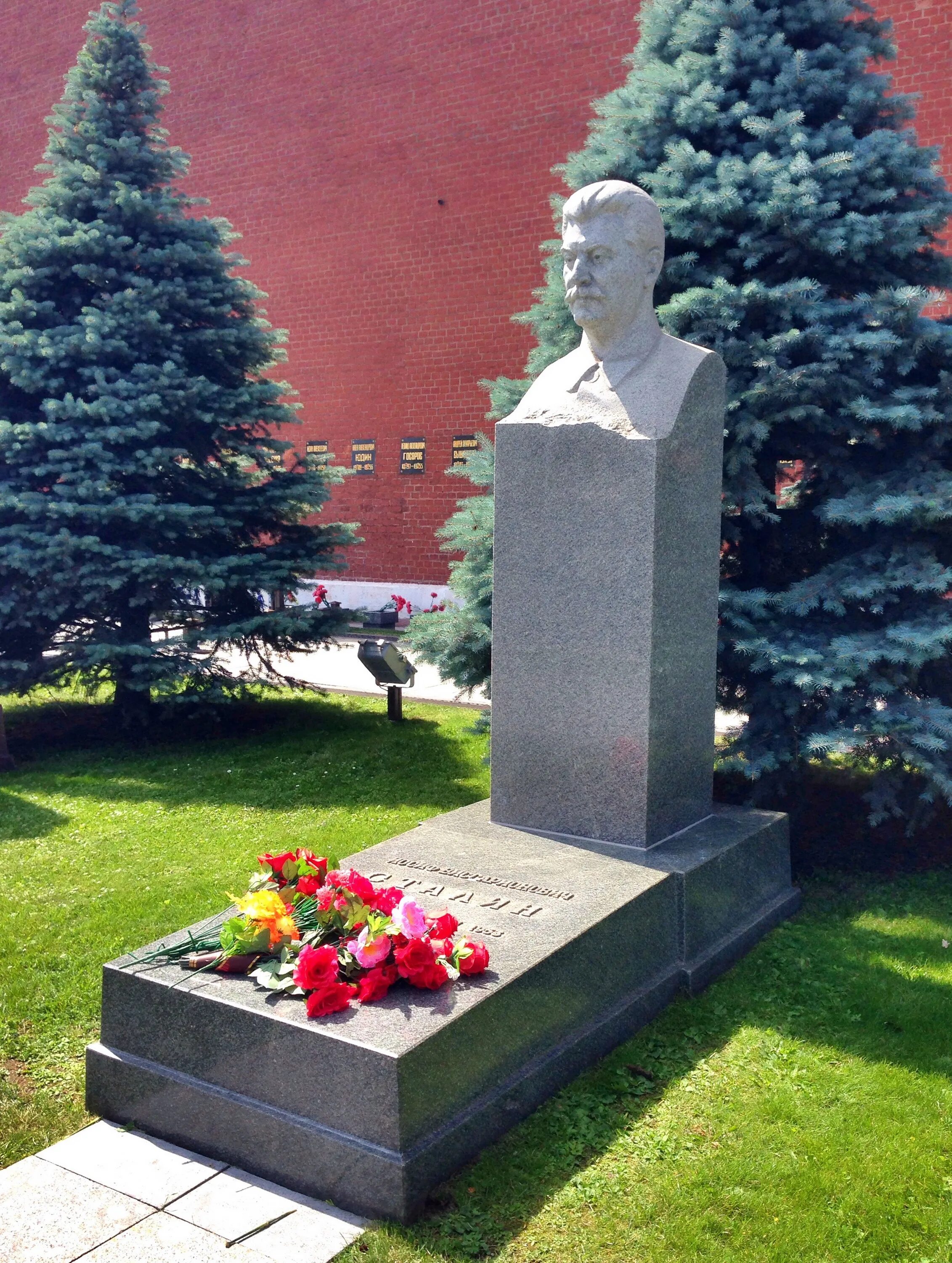 Сталин иосиф виссарионович захоронен. Иосиф сталин могила. сталин иосиф виссарионович могила. сталин иосиф виссарионович кладбище. могила иосифа сталина.