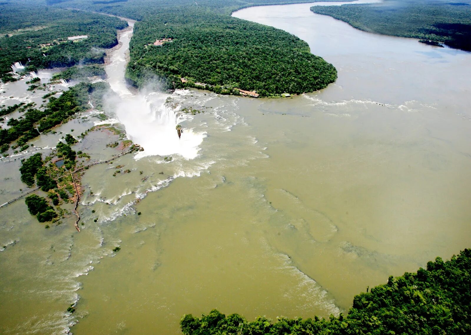 Водопад реки амазонка. Водопады амазонки. Пороги и водопады реки амазонка. Тройной водопад амазонка. Водопады на реке конго.