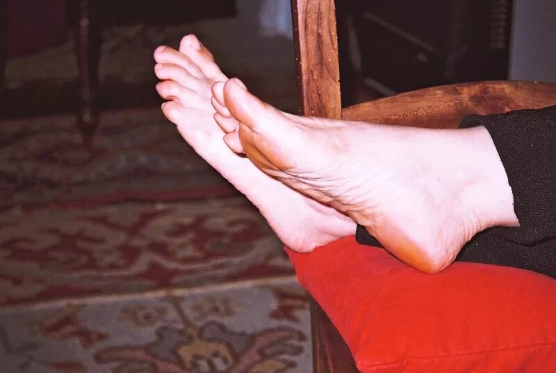 Ступни девушек бастинадо. Bastinado girl. Женские ступни бастинадо. Bastinado girl. Бастинадо порка ступней.