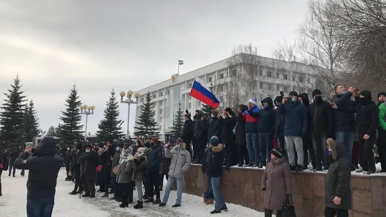 Митинг в уфе сегодня. Автопробег профсоюзов 2015 эмблема. Митинг в уфе сегодня на горсовете. Митинг фото. Руслан нуртдинов уфа активист семья.
