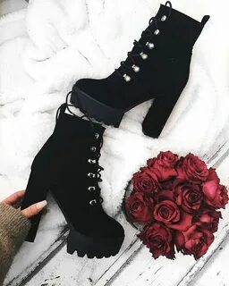 Зимние сапоги с шипами женские