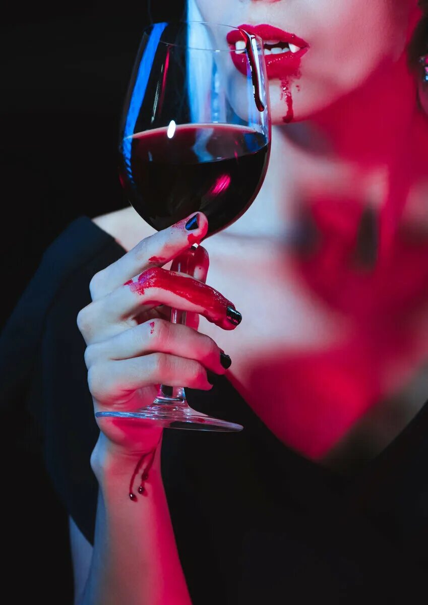 Девушка пьет кровь. Девушка с вином.