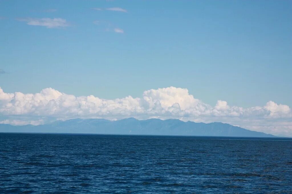 Байкал далеко. Озеро байкал лодка. Мыс бурхан на байкале. Байкал озеро евразии. Бухта хакусы байкал.