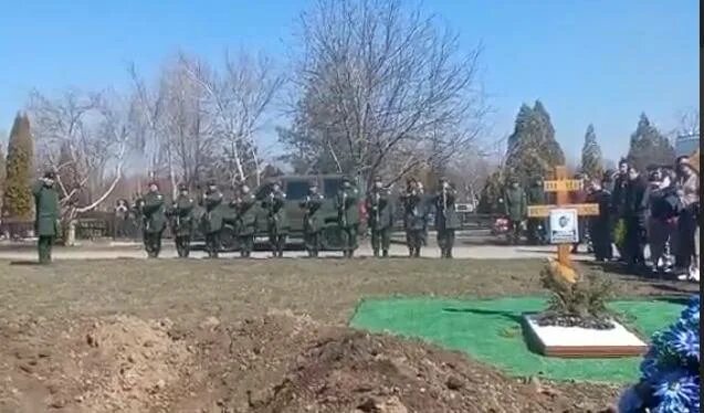 Могилы подростков новочеркасск. Похороны в новочеркасске. Могилы подростков новочеркасск. 04. Похорон в новочеркасске.